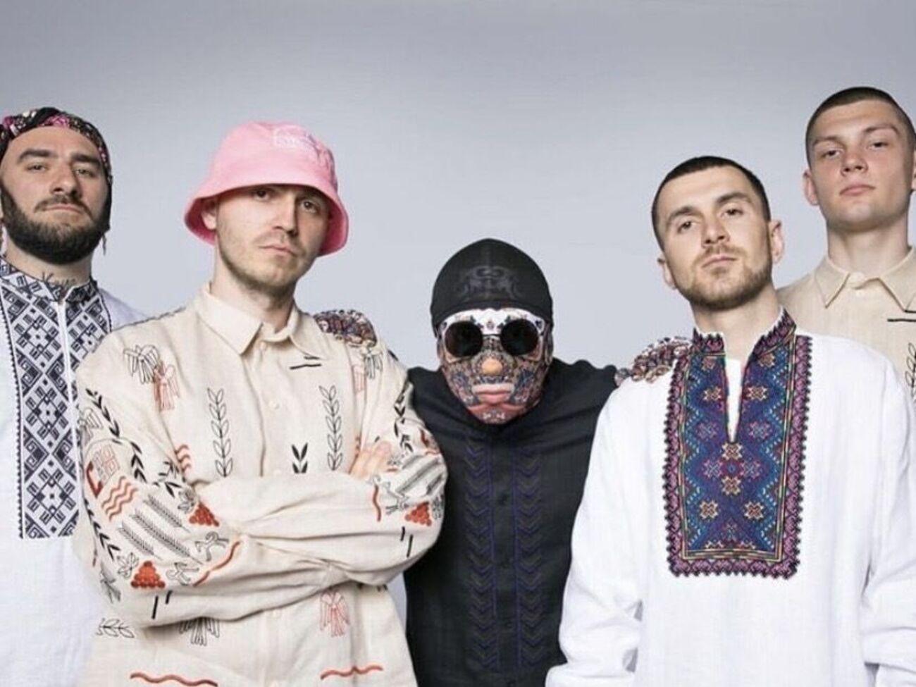 Зараз група гастролює по США