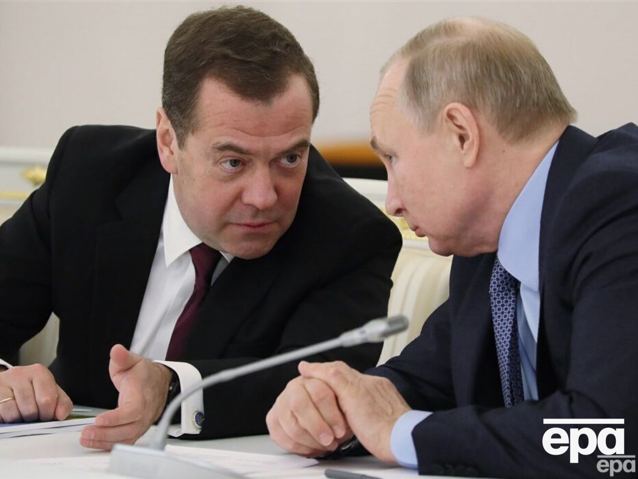 Медведев, по мнению политических комментаторов, хочет сменить Путина на посту президента