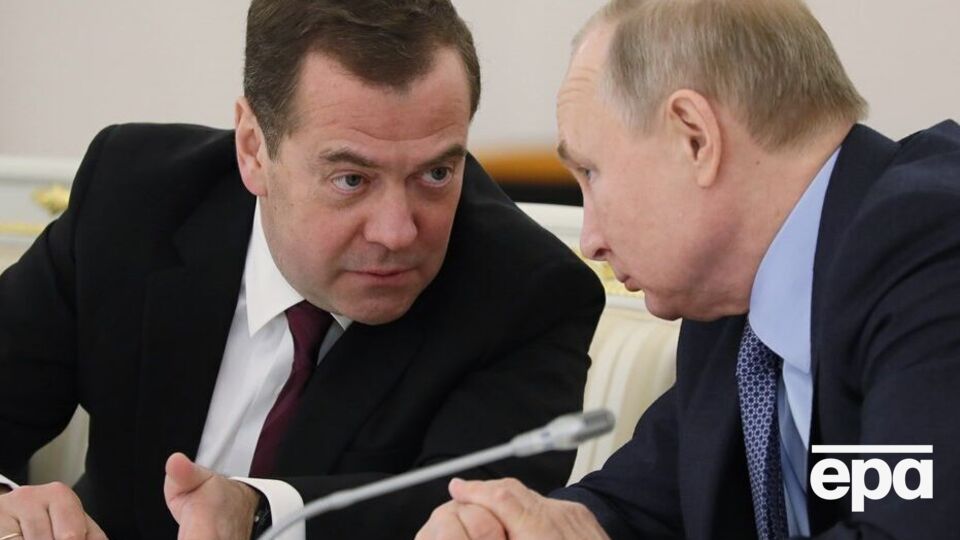 Медведев, по мнению политических комментаторов, хочет сменить Путина на посту президента