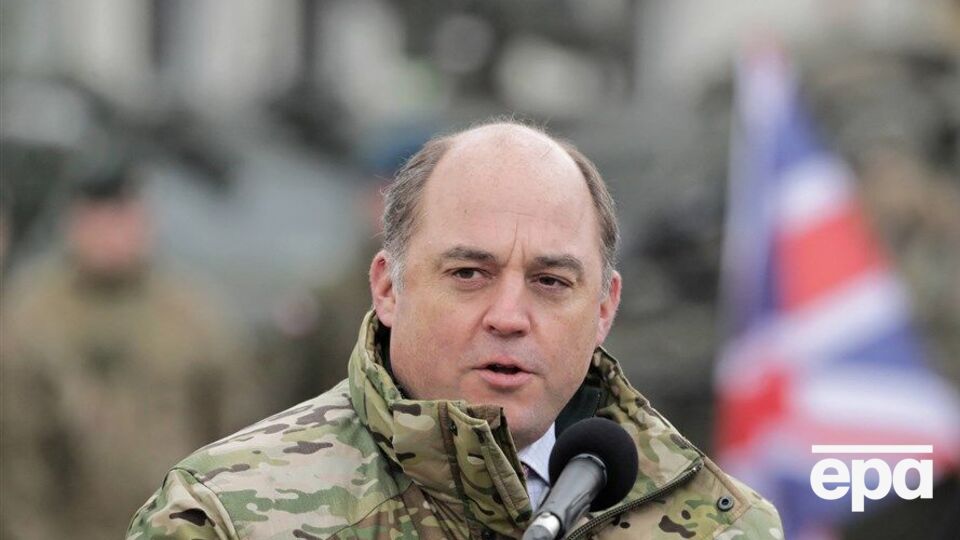 9 листопада Воллес відвідав два навчальні полігони у Британії, де орієнтовно 1,9 тис. українських військових проходять підготовку