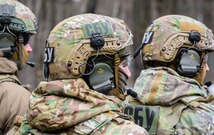 СБУ повідомила трьох "посадовців" про підозру у скоєнні злочинів проти держбезпеки України