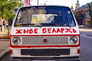 Постановою МВС Білорусі заборонено "кричати "Жыве Беларусь!" і відповідати "Жыве!" з підняттям правої руки з витягнутою долонею"