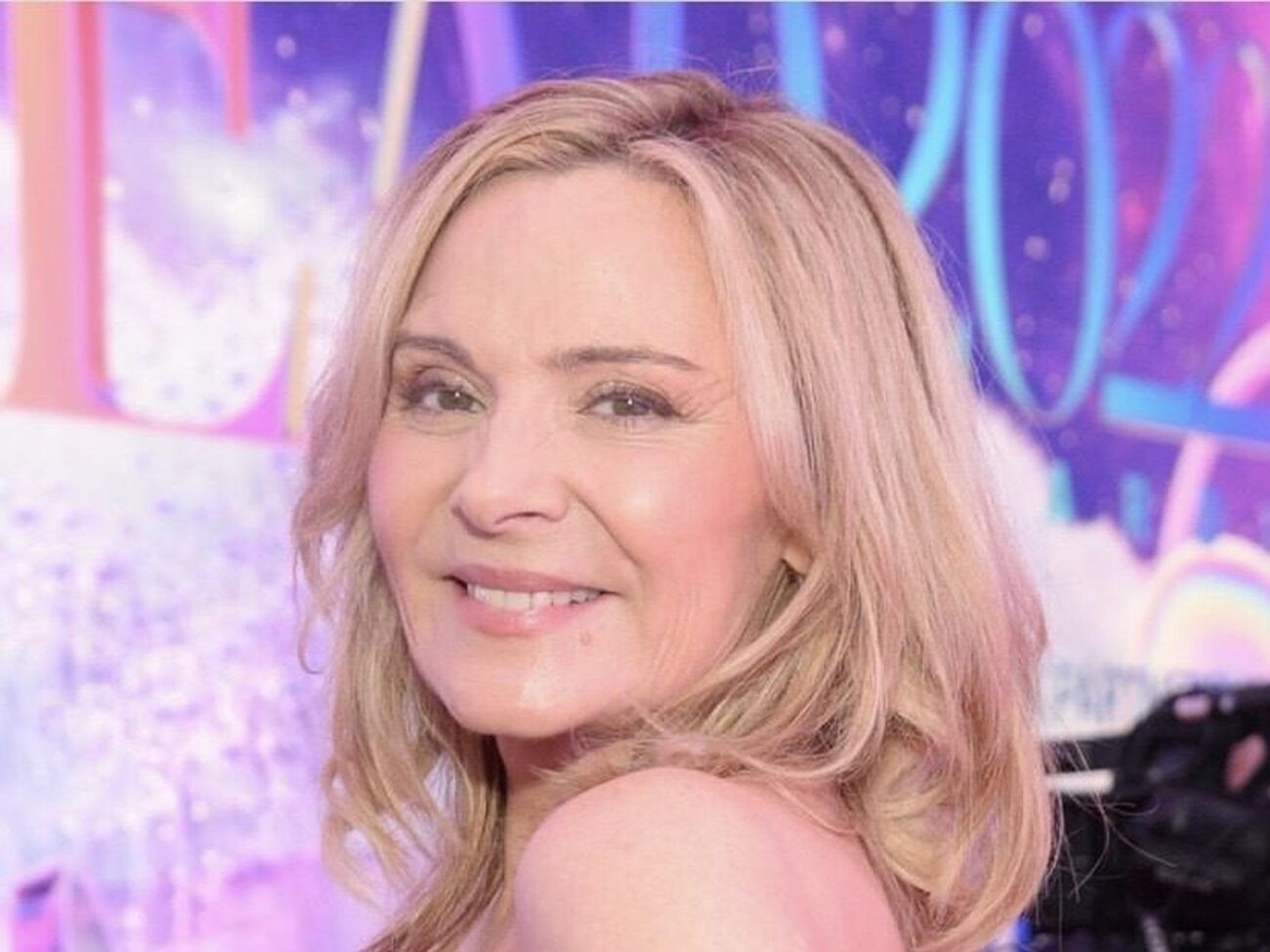 66-летняя Ким Кэтролл вышла в свет в коротком платье