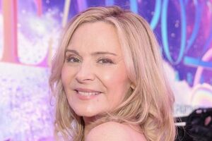 66-летняя Ким Кэтролл вышла в свет в коротком платье