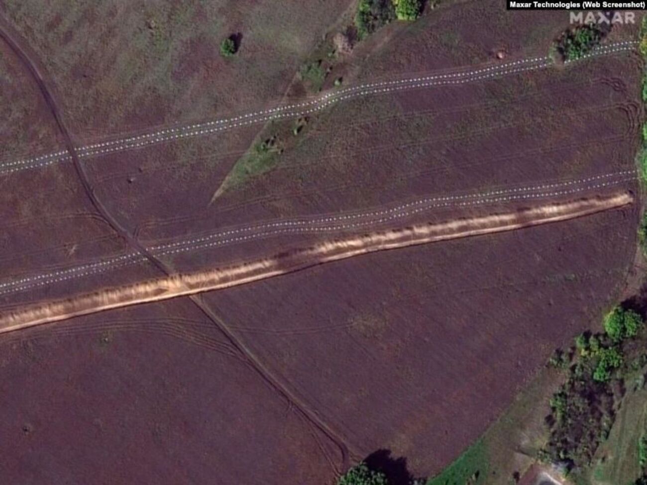 Укрепление состоит из четырех рядов цементных пирамид, спутниковые снимки сделала компания&nbsp;Maxar Technologies&nbsp;