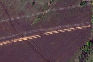 Укрепление состоит из четырех рядов цементных пирамид, спутниковые снимки сделала компания Maxar Technologies