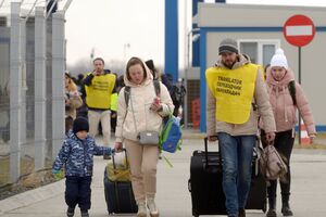 Страны восточной Европы подготавливают к открытию центры приема украинских беженцев, а также пополняют запасы продовольствия