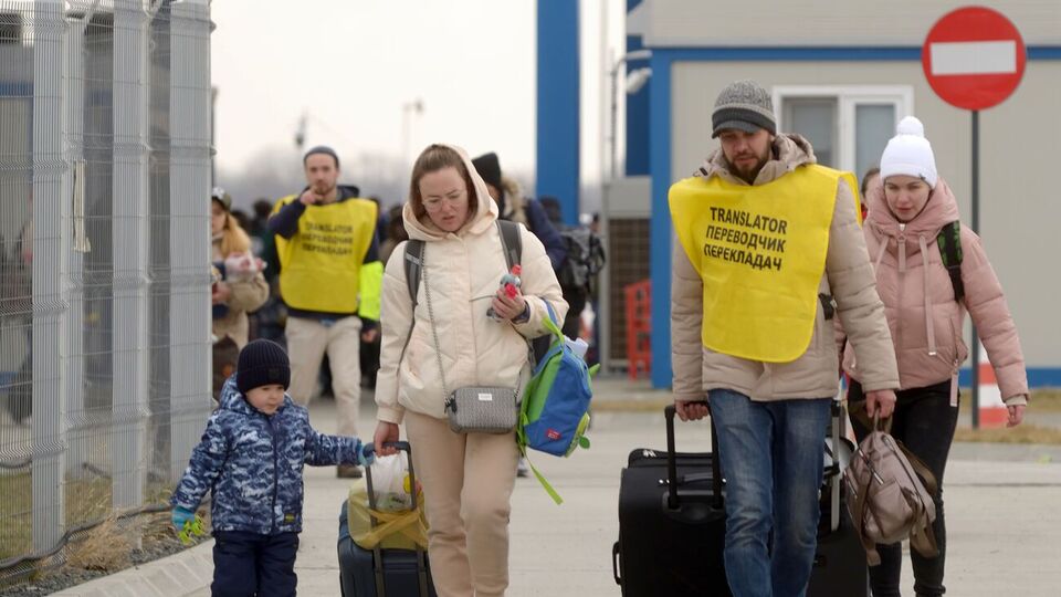 Страны восточной Европы подготавливают к открытию центры приема украинских беженцев, а также пополняют запасы продовольствия