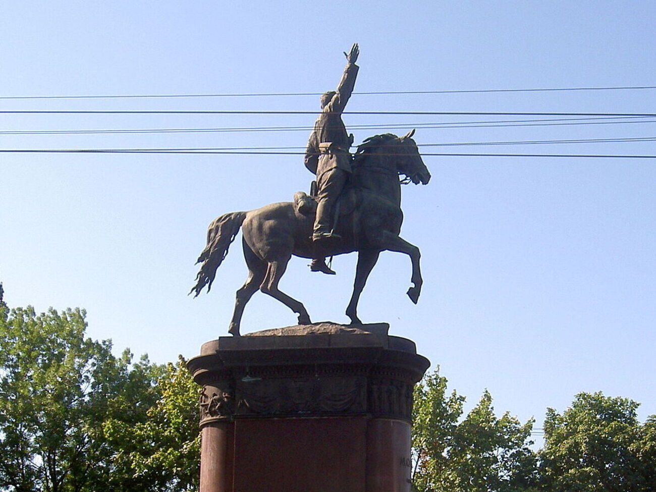Памятники Николаю Щорсу (на фото) и Николаю Ватутину хотят перенести с улиц Киева
