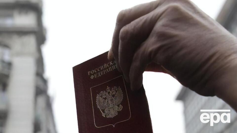 Із російським паспортом, виданим на окупованих територіях, не можна буде їздити до Європи