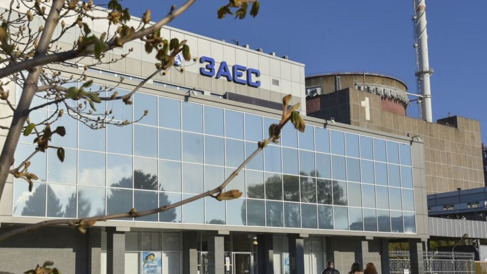 28 октября "Энергоатом" заявил, что на сотрудничество с оккупационными властями, подписав контракты с "Росатомом", пошли около сотни оставшихся в Энергодаре работников ЗАЭС