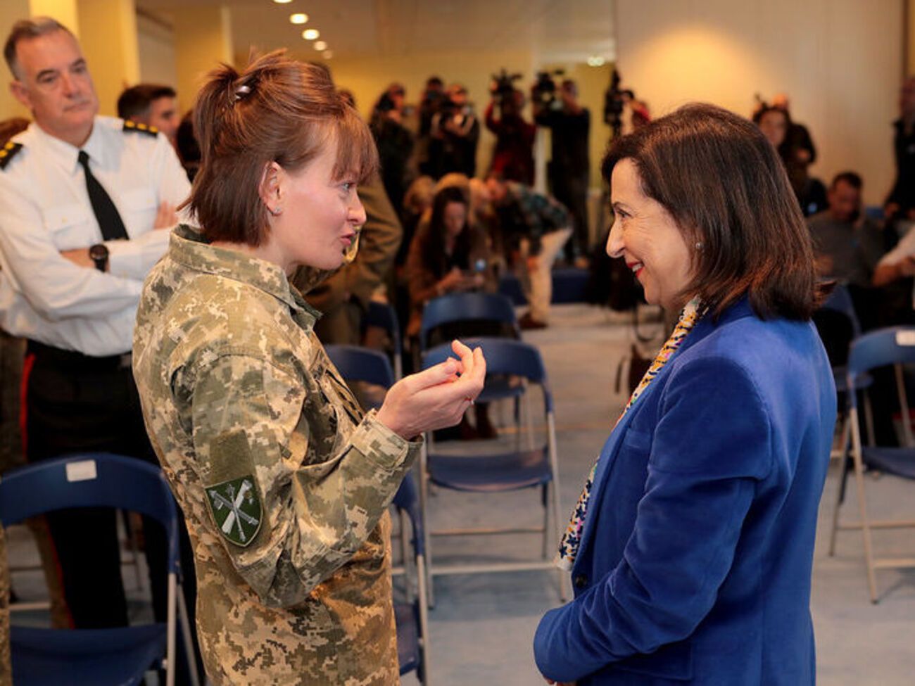 Глава міноборони Іспанії Маргарита Роблес (праворуч) зустрілася з українськими військовими, зокрема полковницею Юлією Тарасюк (ліворуч)