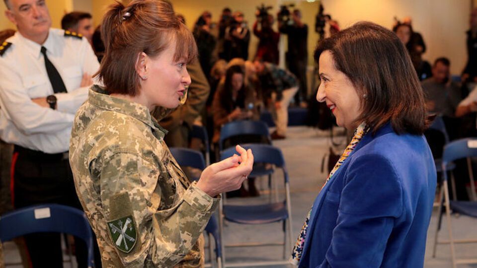 Глава міноборони Іспанії Маргарита Роблес (праворуч) зустрілася з українськими військовими, зокрема полковницею Юлією Тарасюк (ліворуч)