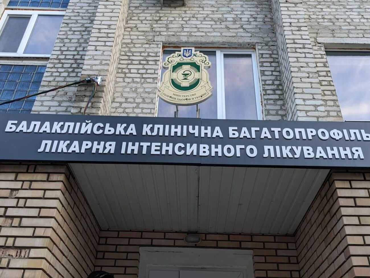 В больнице восстанавливают несущие стены, кровлю и разрушенную крышу одного из корпусов