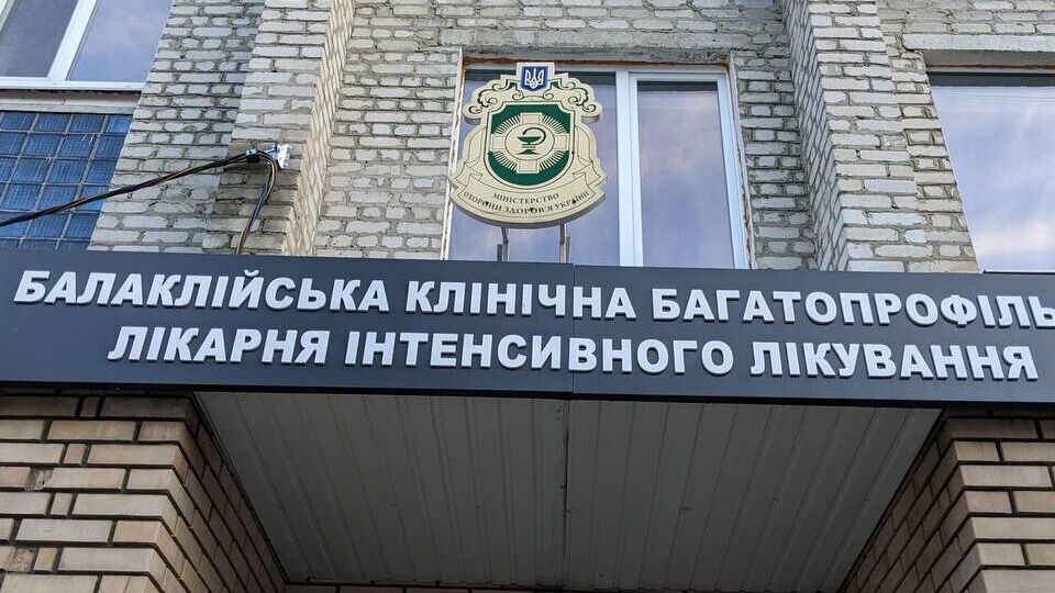 В больнице восстанавливают несущие стены, кровлю и разрушенную крышу одного из корпусов