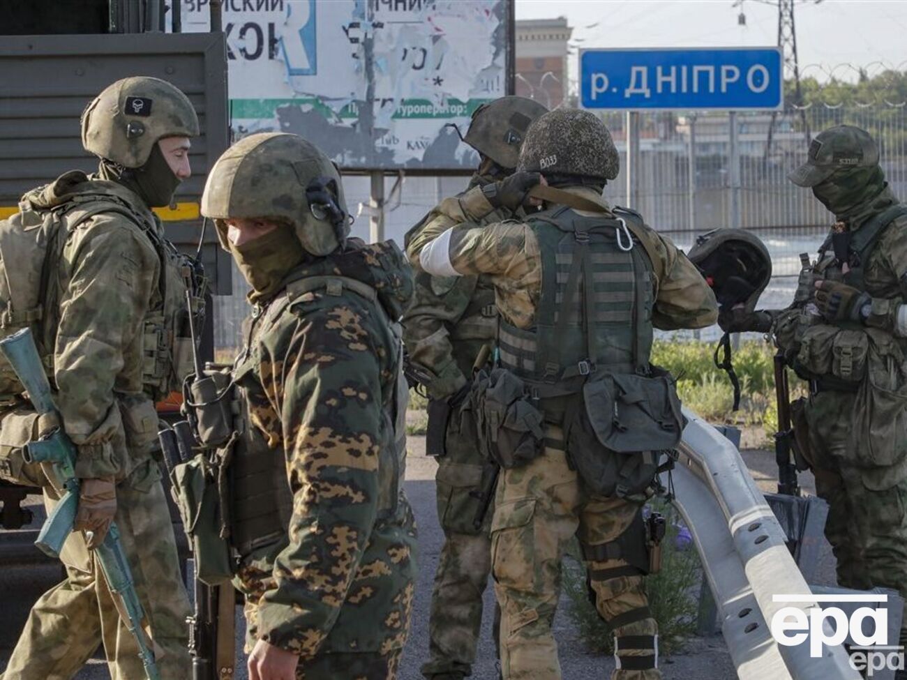 После отступления российских войск с правого берега Днепра будет полностью ликвидирована угроза украинскому югу, заявил военный журналист