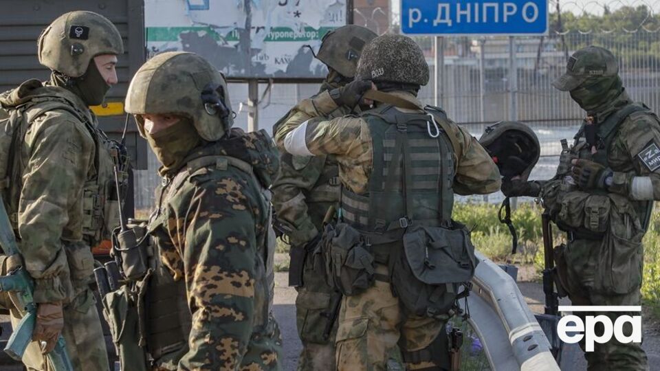 Згідно з повідомленням, окупанти й далі переміщають підрозділи і техніку на лівий берег Дніпра