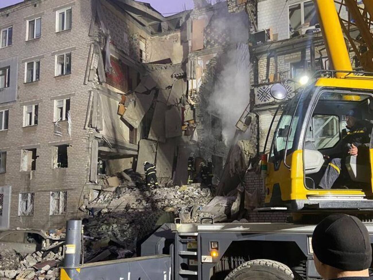 Під завалами будинку ще можуть бути люди, рятувальники шукають їх