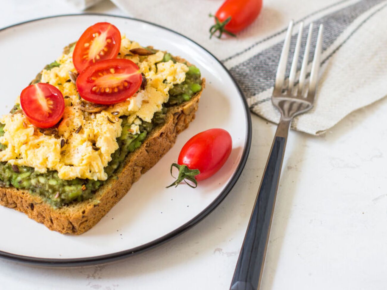 Блюдо подается на тосте