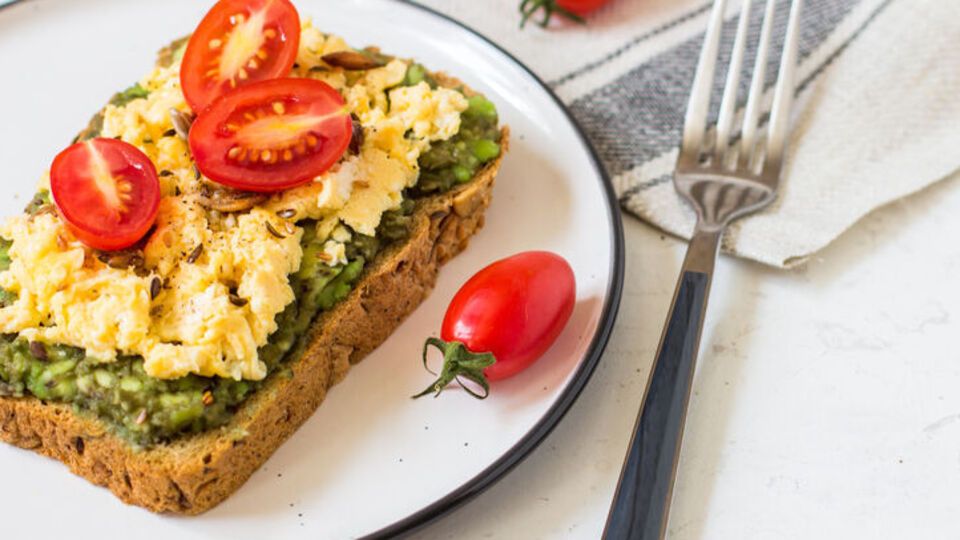 Блюдо подается на тосте