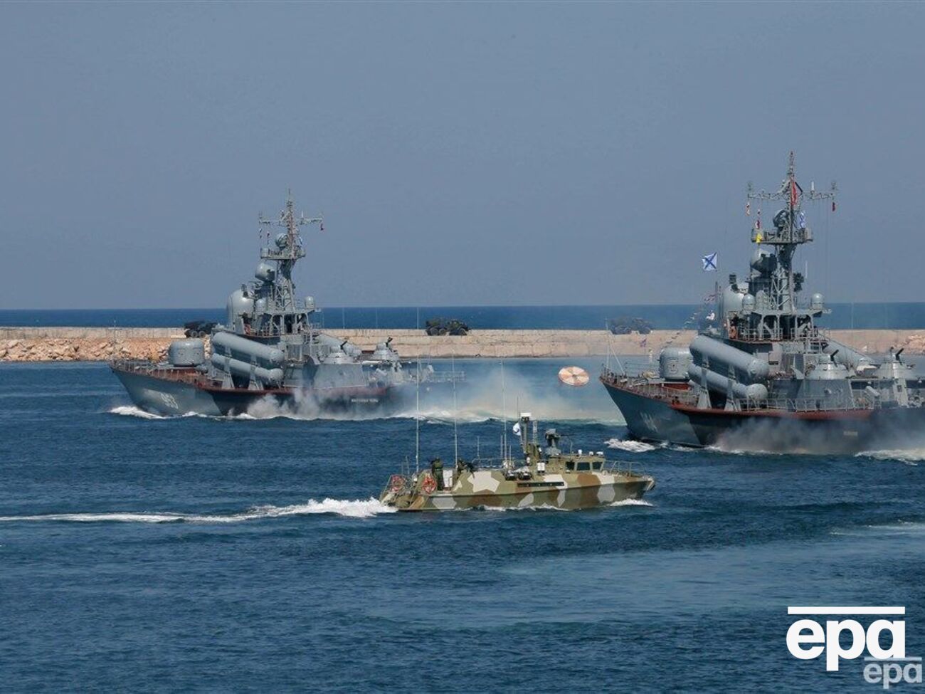 Кораблі "тиснуться" до берегів окупованого Криму, зазначили в Одеській ОВА