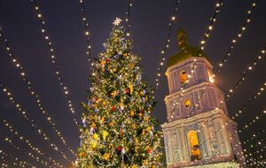 В 2021 году елку в Киеве открыли 18 декабря, она вошла в топ самых красивых в Европе