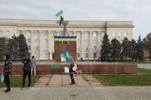 Жители Херсона вышли на улицы с украинской символикой