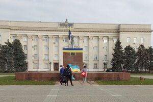 На центральній площі Херсона підняли прапори України та ЄС