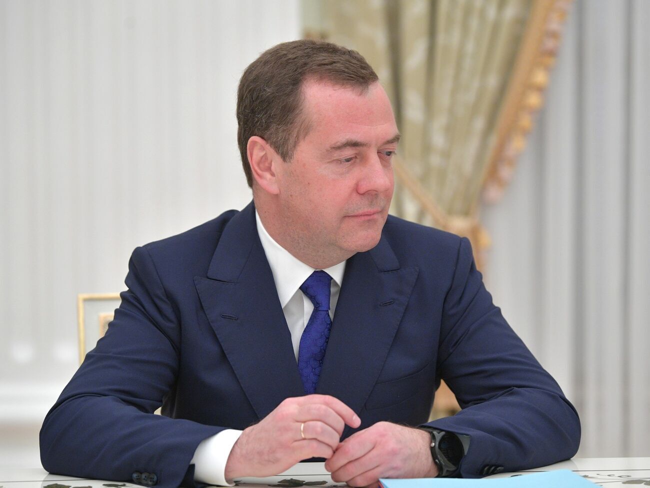 Медведєв попросив росіян не панікувати через відступ російських військ в Україні