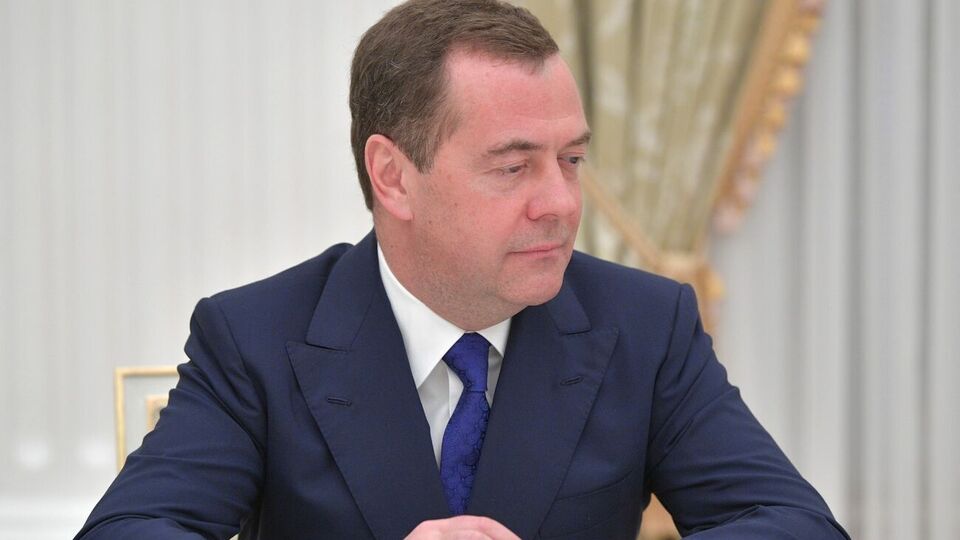 Медведєв попросив росіян не панікувати через відступ російських військ в Україні