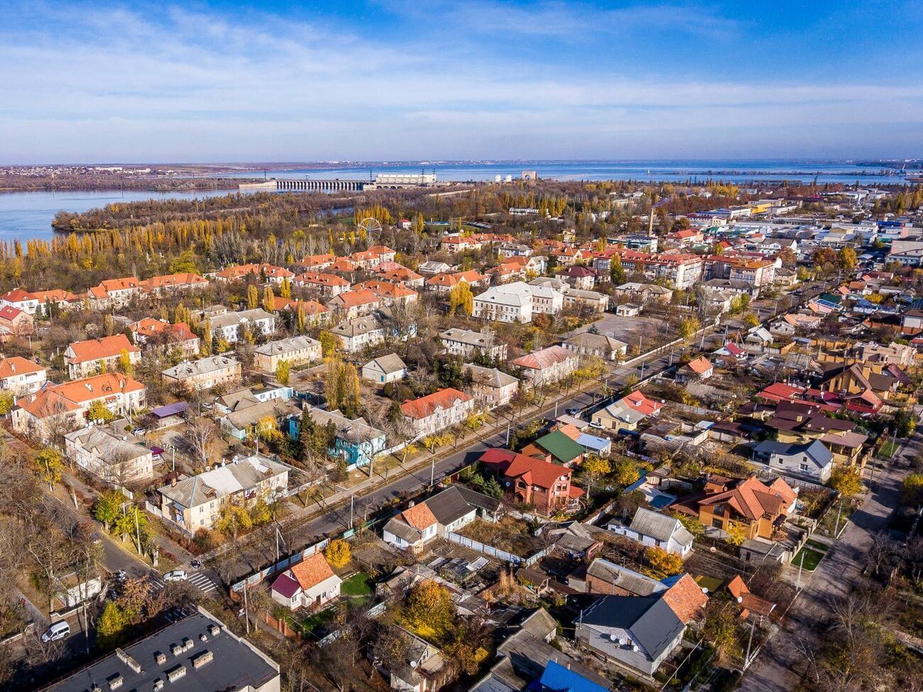Нова Каховка розташована на лівому березі Каховського водосховища