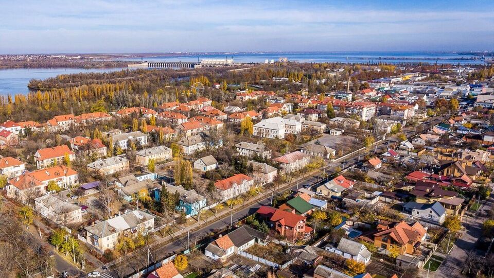 Новая Каховка находится на левом берегу Каховского водохранилища