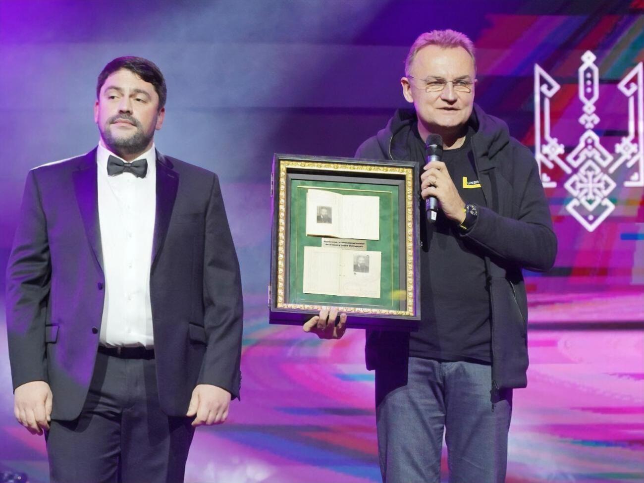 Із понад 100 унікальних лотів майже 90 було продано