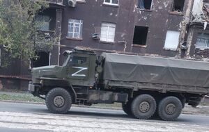 Российские военные из Херсонской области прибывают в Мариуполь, рассказал Андрющенко