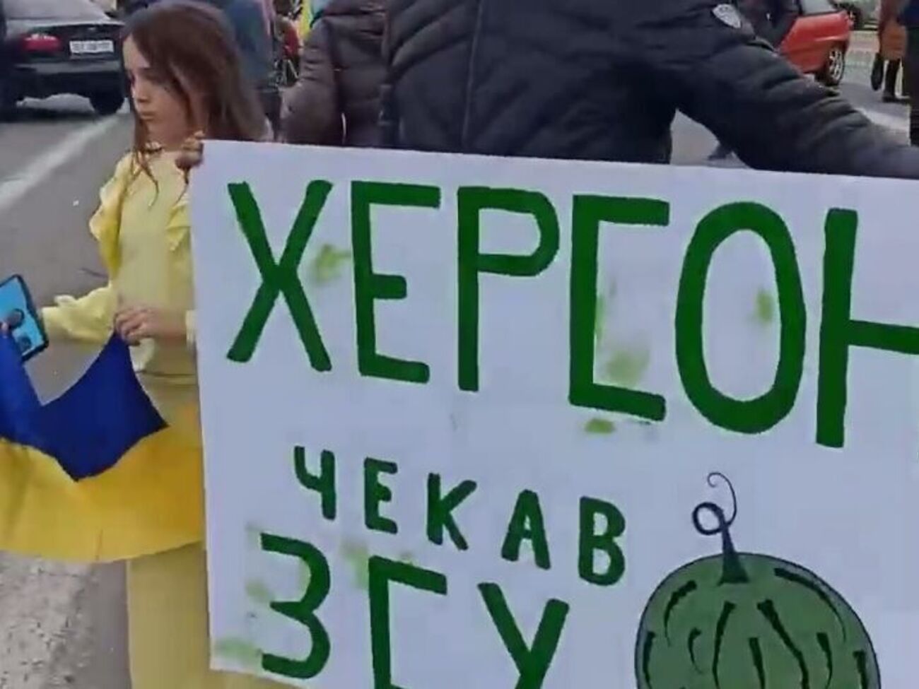 Люди приходят на площадь Свободы, где протестовали против оккупации Россией