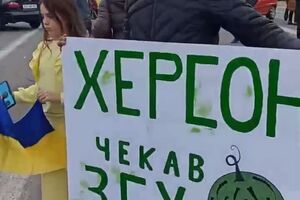 Люди приходят на площадь Свободы, где протестовали против оккупации Россией
