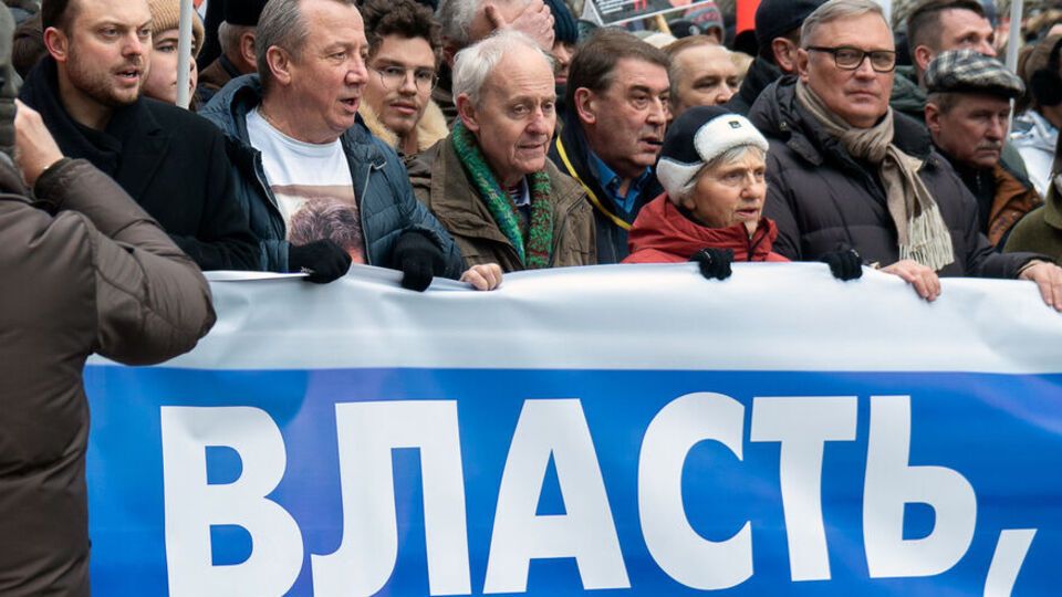 Касьянов (второй справа): Демонстрации и негодование от того, что поубивали сыновей, дочерей, мужей, конечно, выйдут на улицу