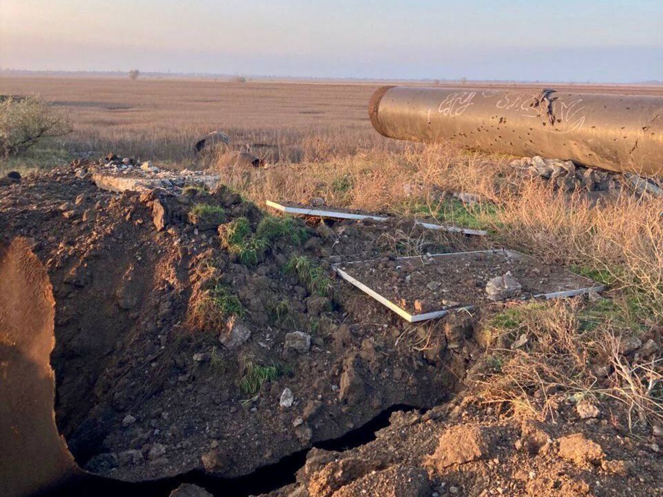 Оккупанты в ходе обстрелов перебили водопровод в Николаев