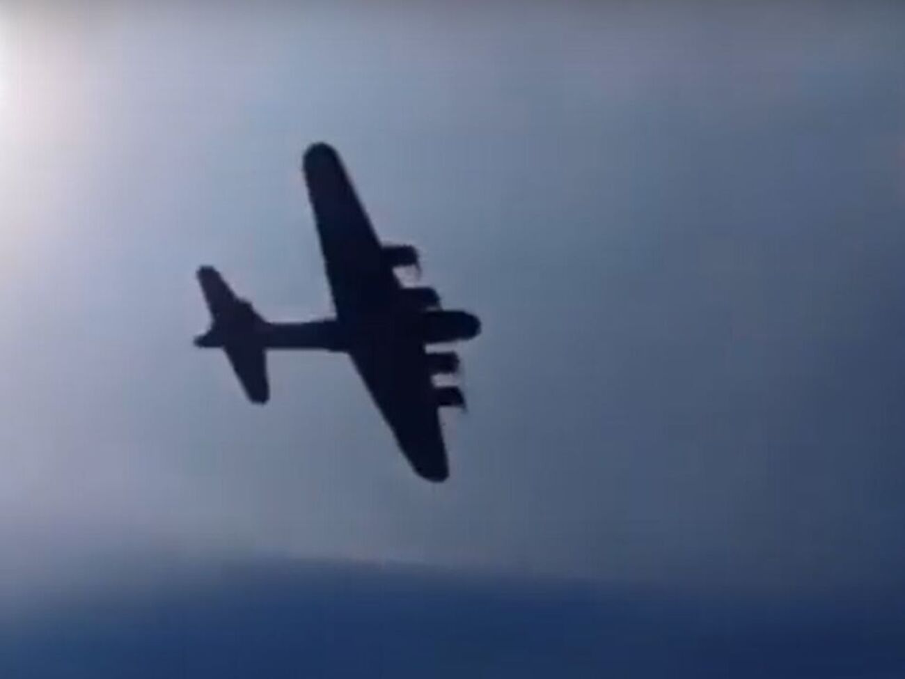 Після зіткнення бомбардувальник розвалився на дві частини