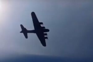 Після зіткнення бомбардувальник розвалився на дві частини