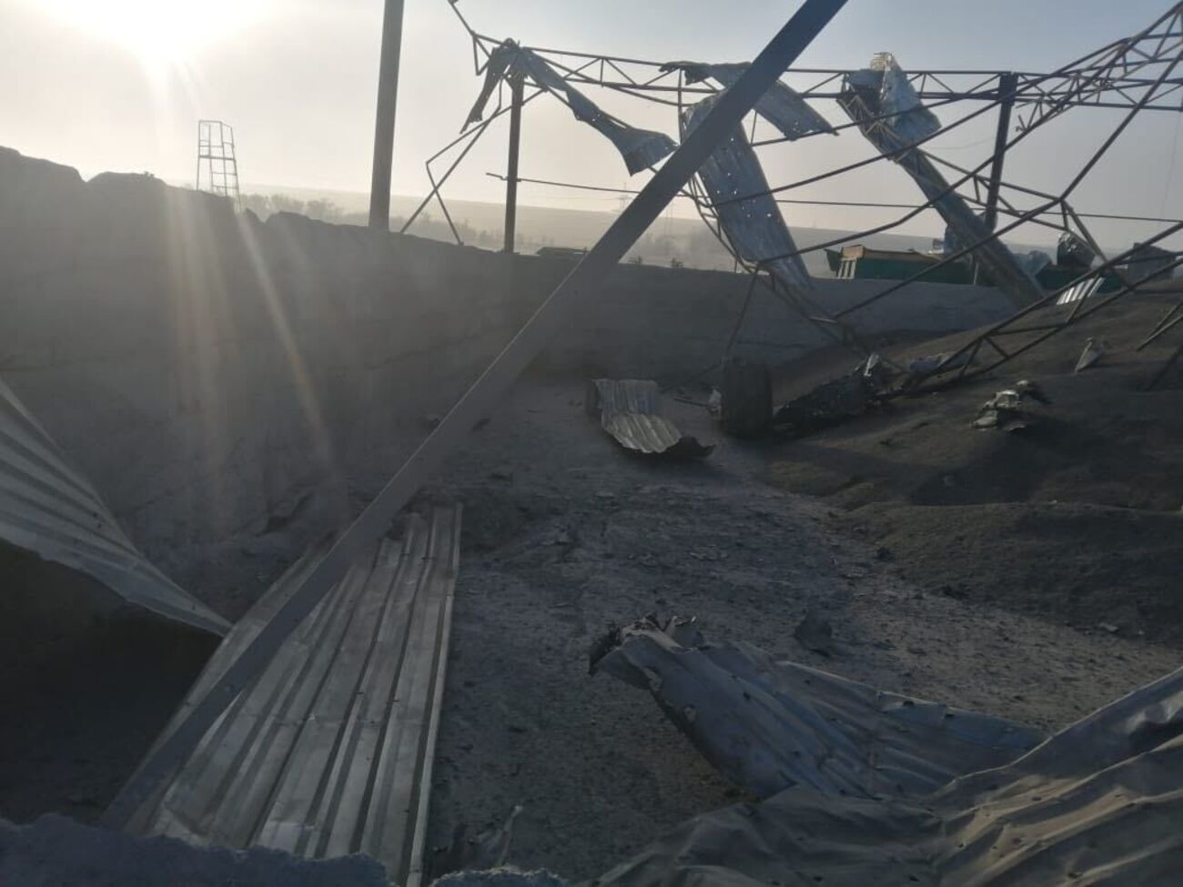 В результате обстрела повреждены жилые дома и легковые автомобили