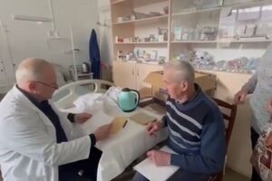 Тодуров приймав пацієнтів у кабінеті, який, за його словами, одночасно є приймальним відділенням і реанімацією у зруйнованій лікарні