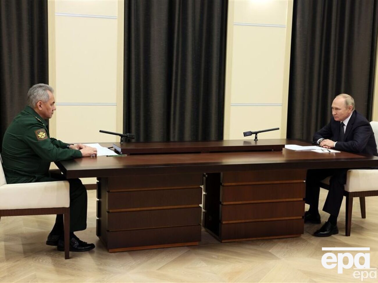 У Росії лунає багато критики на адресу Шойгу, але Путін не звільняє його