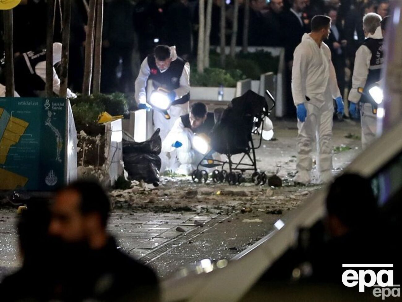 Взрыв в Стамбуле произошел на популярной туристической пешеходной улице Истикляль
