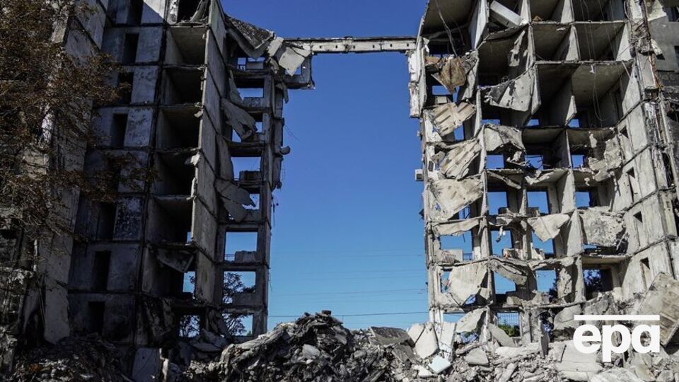 За даними мера Маріуполя, унаслідок обстрілів із боку російських військ у місті зруйновано половину багатоквартирних будинків