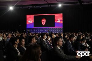Маск виступив на форумі B20 за допомогою відеозв'язку при свічках