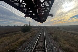 Железнодорожники вместе с ГСЧС завершают обследование путей и уже начали ремонт поврежденной инфраструктуры, отметил Кубраков