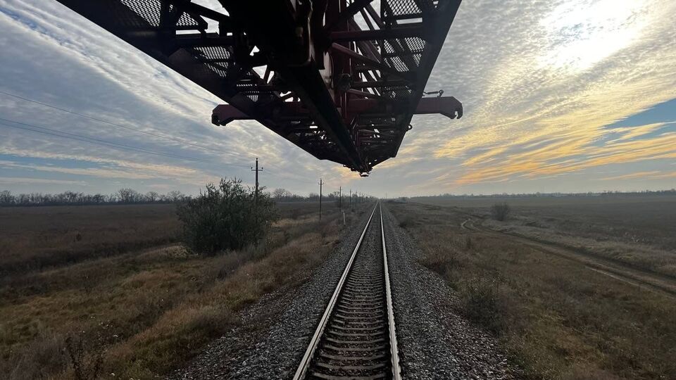 Залізничники разом із ДСНС завершують обстеження колій і вже почали ремонт пошкодженої інфраструктури, зазначив Кубраков
