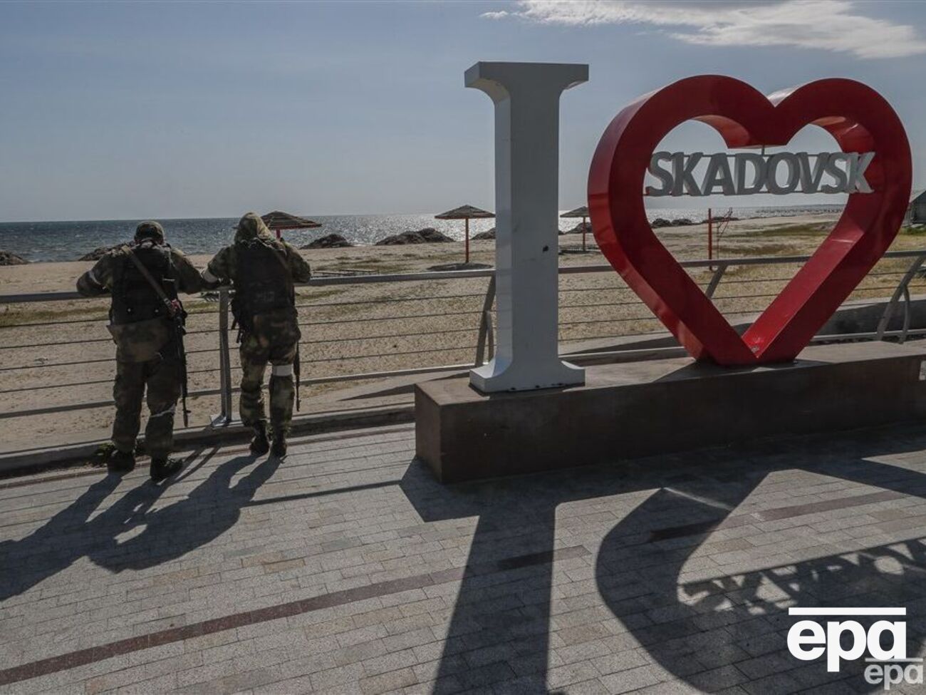 Скадовск пока находится далеко от линии деоккупации и считается у захватчиков более безопасным местом