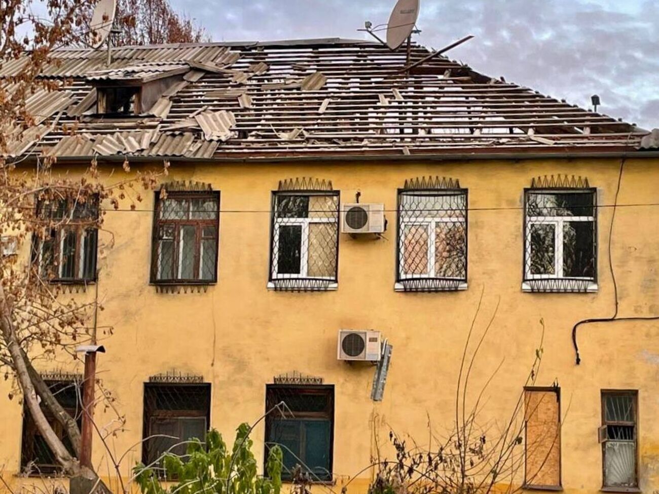 Резніченко повідомив, що в Нікополі окупанти влучили в багатоповерхові й приватні будинки та комерційне підприємство